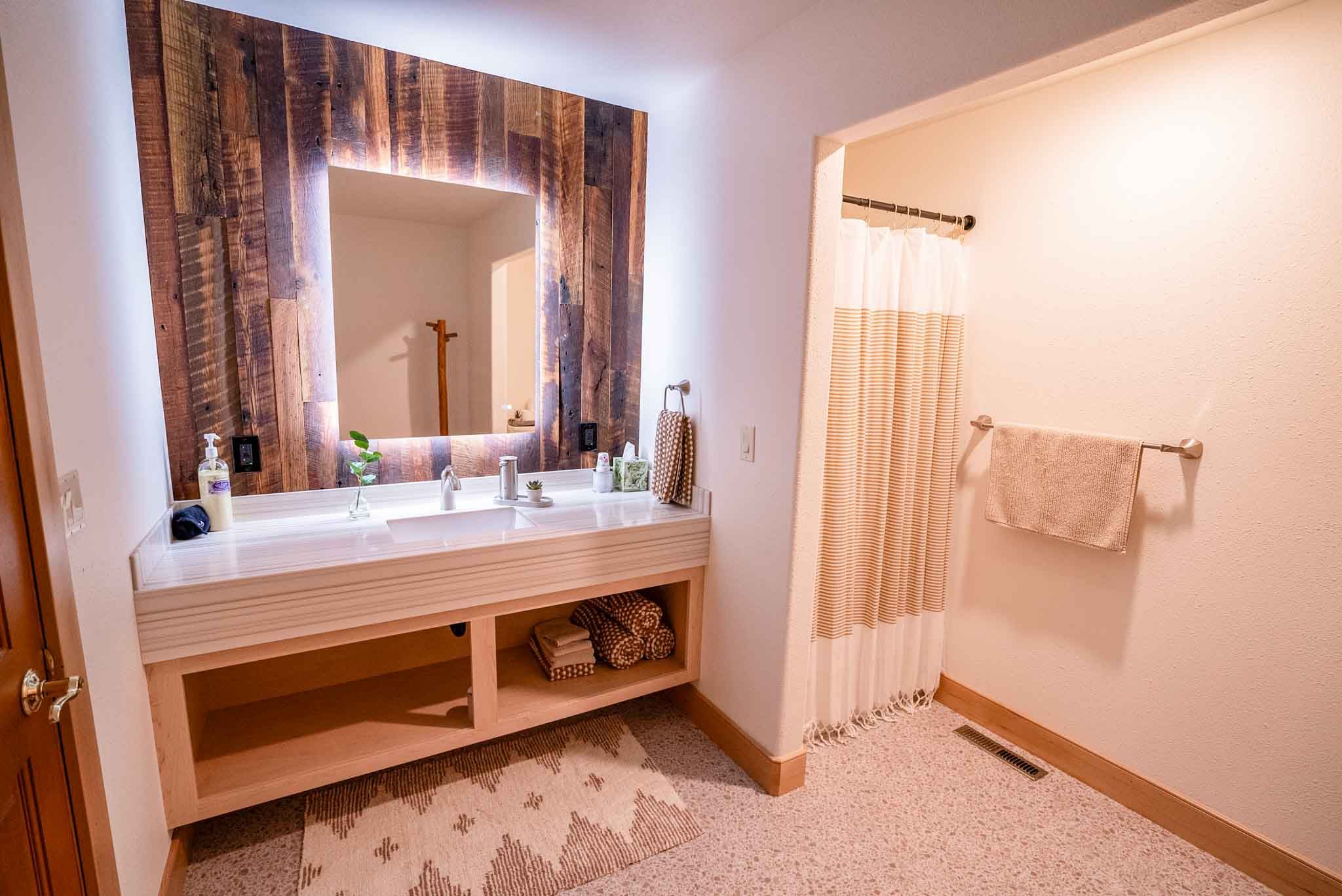 Single Queen Private Bathroom at Lake Clark Lodge 